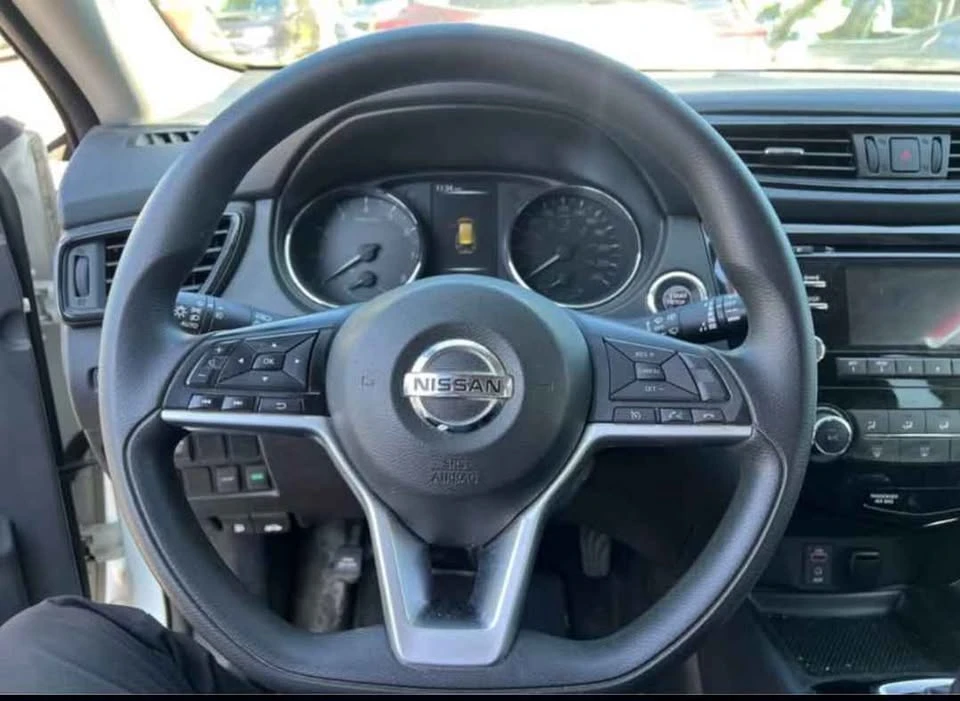 2017 Nissan Rogue - Image 9 of 10