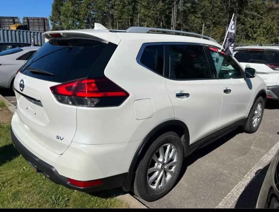 2017 Nissan Rogue - Image 8 of 10