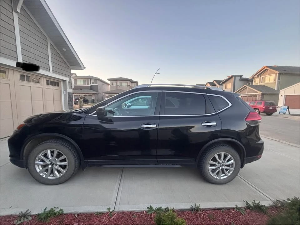 2017 Nissan Rogue - Image 2 of 11