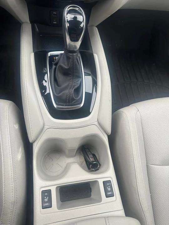 2017 Nissan Rogue - Image 8 of 12