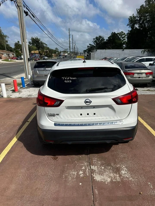 2017 Nissan Rogue - Image 4 of 15