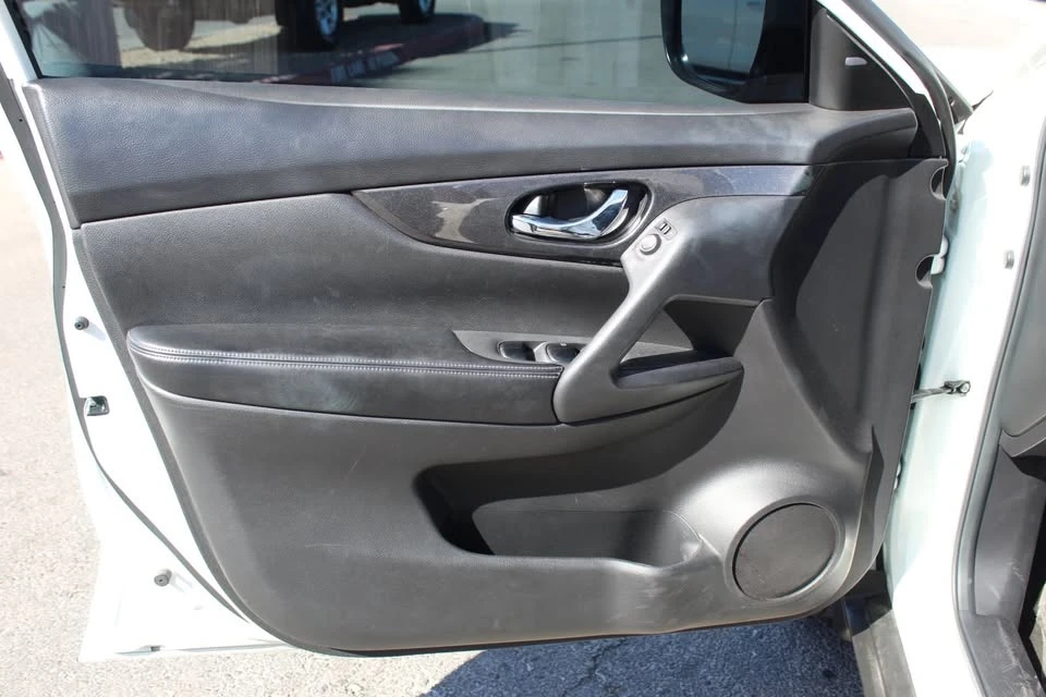 2017 Nissan Rogue - Image 10 of 20