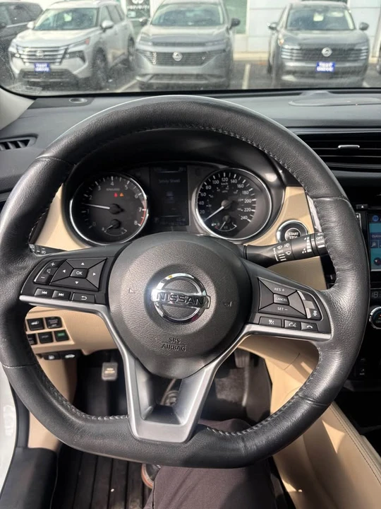 2017 Nissan Rogue - Image 11 of 13