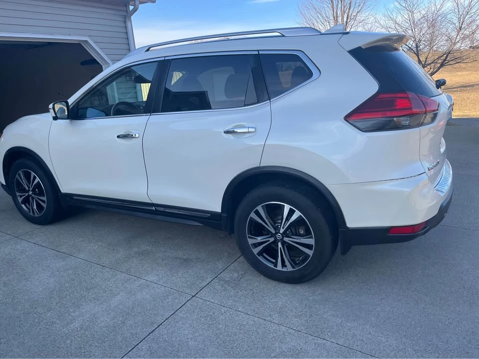 2017 Nissan Rogue - Image 4 of 12