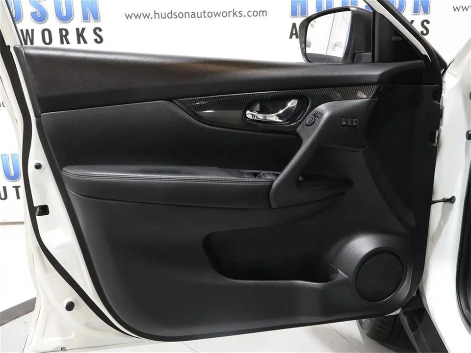 2017 Nissan Rogue - Image 10 of 31