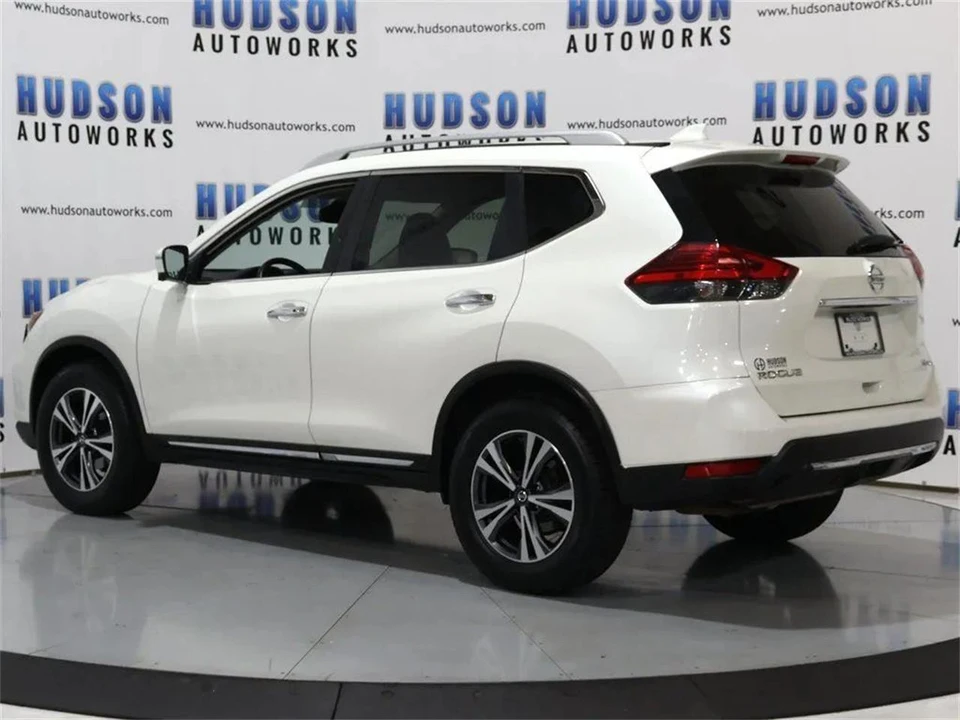 2017 Nissan Rogue - Image 4 of 31