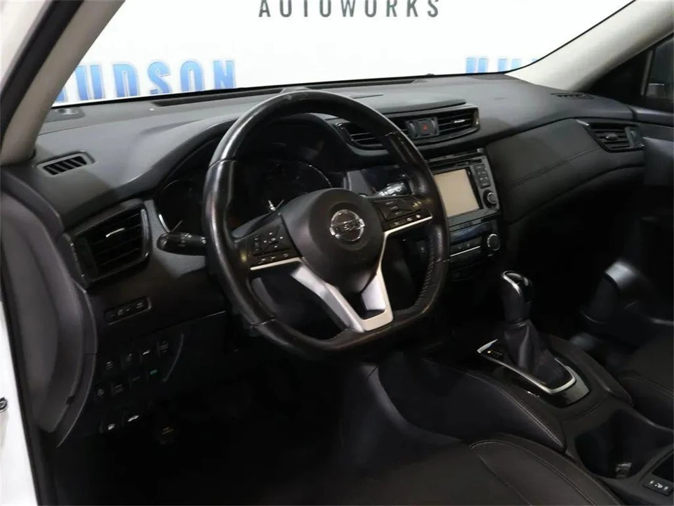 2017 Nissan Rogue - Image 15 of 31