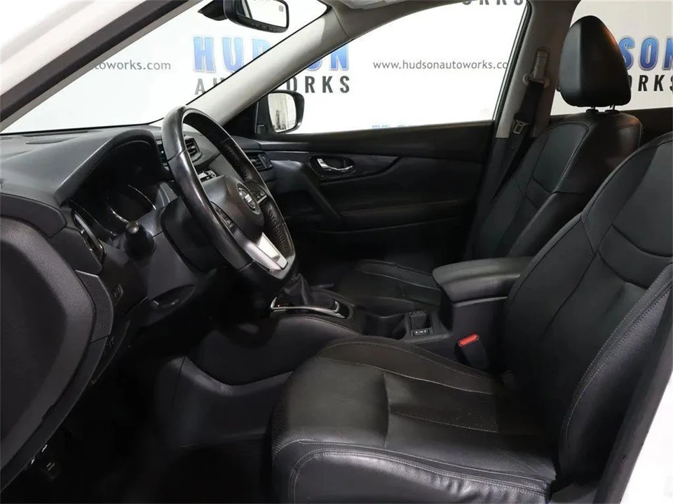 2017 Nissan Rogue - Image 13 of 31