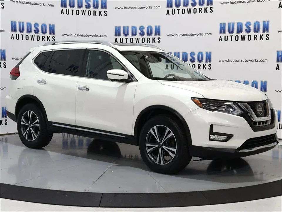 2017 Nissan Rogue - Image 8 of 31