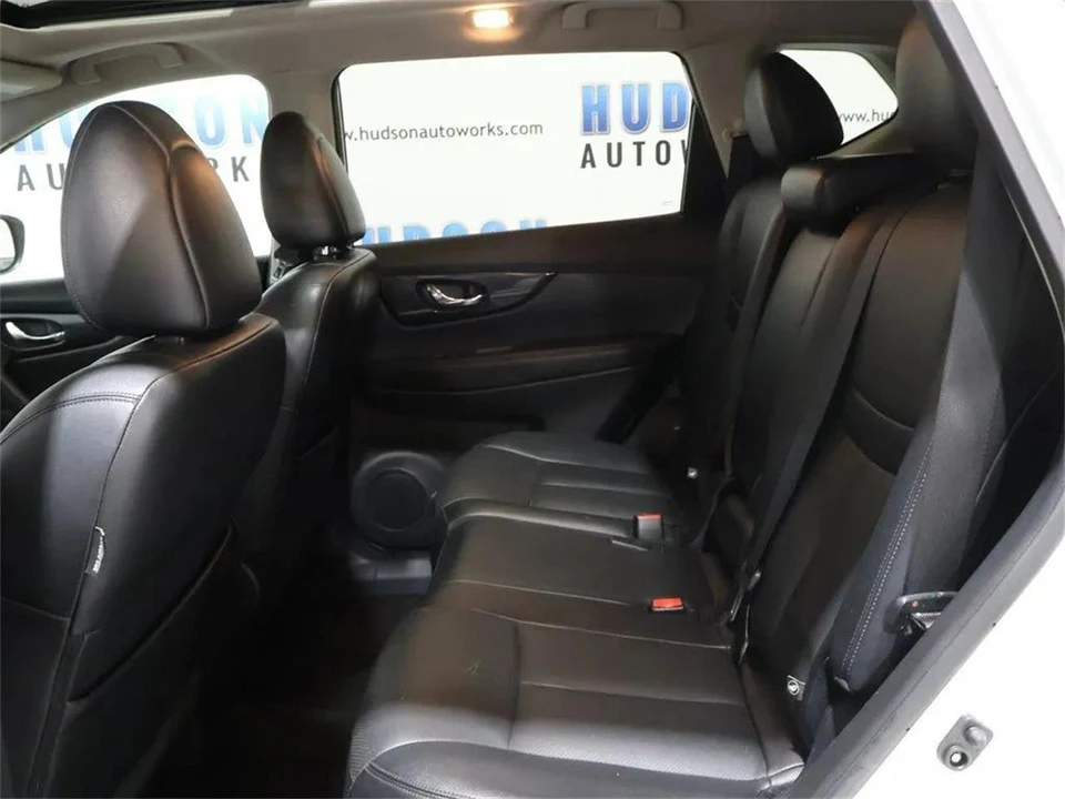 2017 Nissan Rogue - Image 23 of 31