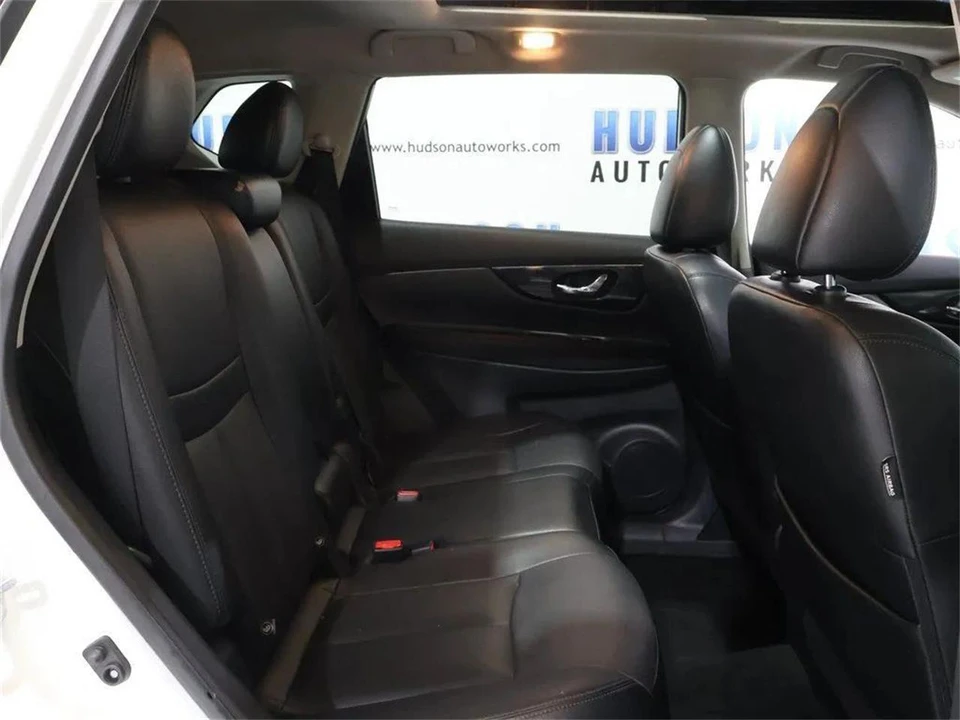 2017 Nissan Rogue - Image 24 of 31