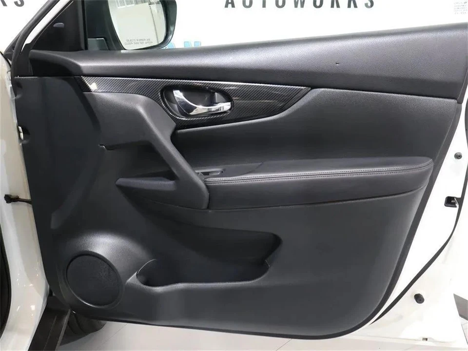 2017 Nissan Rogue - Image 25 of 31