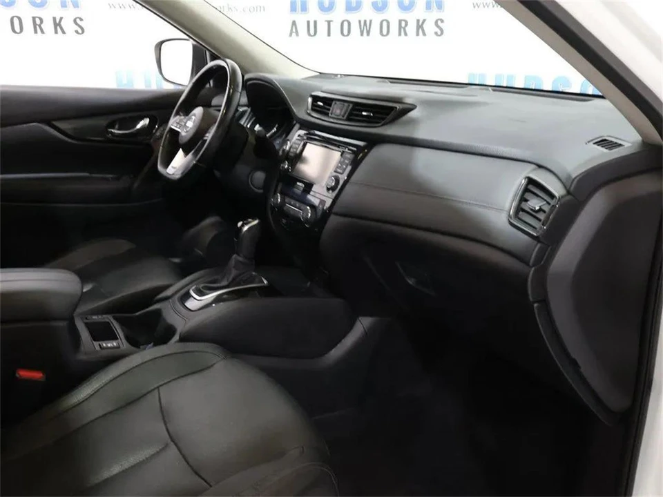 2017 Nissan Rogue - Image 28 of 31