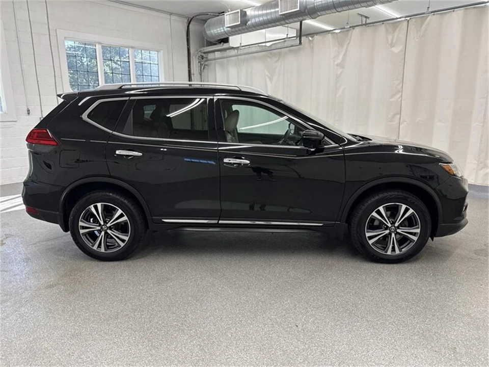 2017 Nissan Rogue - Image 4 of 17
