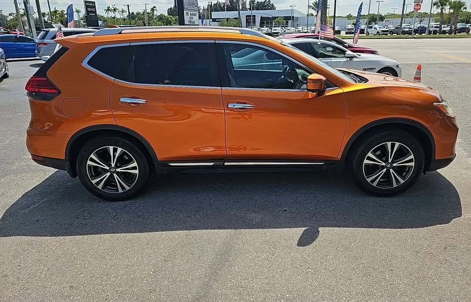2017 Nissan Rogue - Image 5 of 11