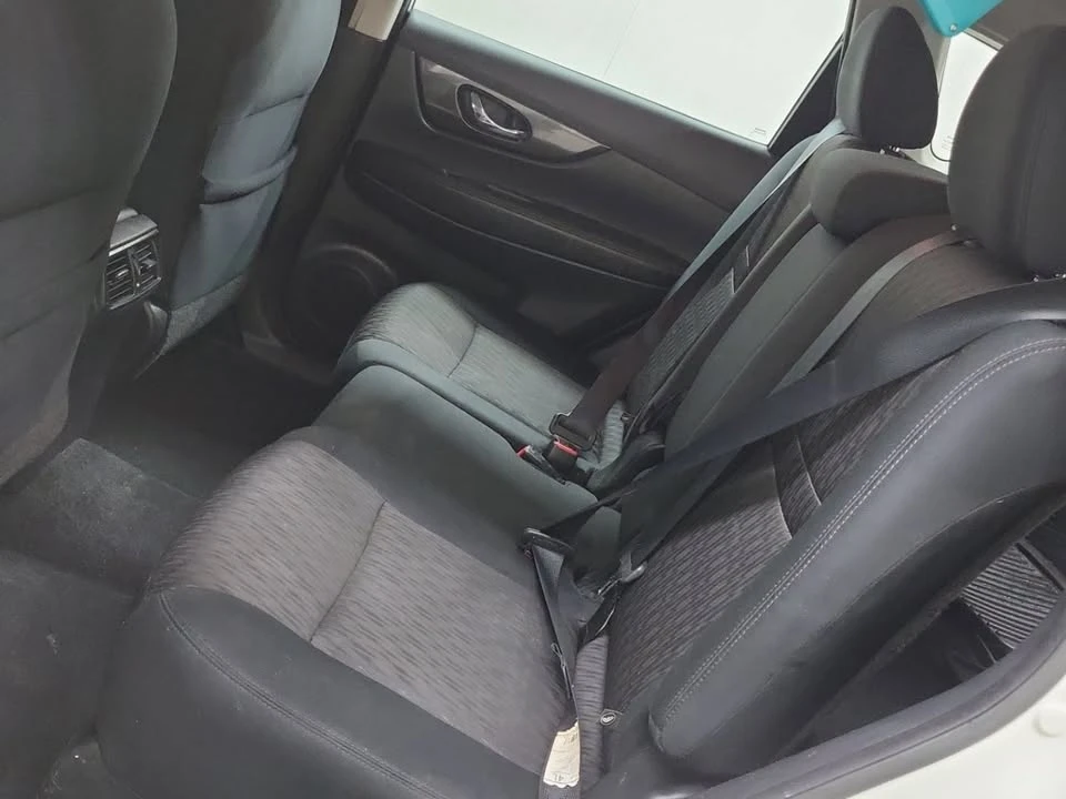 2017 Nissan Rogue - Image 6 of 8