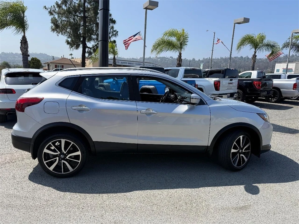 2017 Nissan Rogue - Image 8 of 28