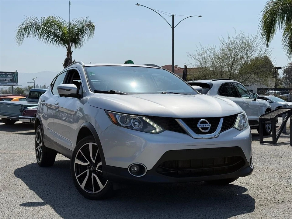 2017 Nissan Rogue - Image 2 of 28