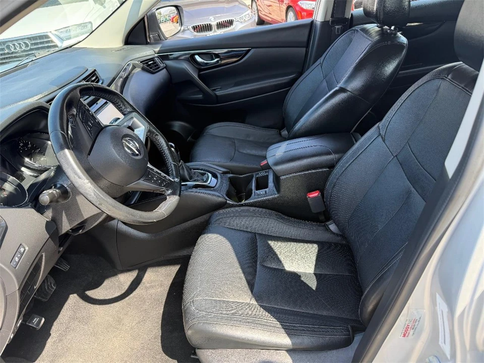 2017 Nissan Rogue - Image 13 of 28