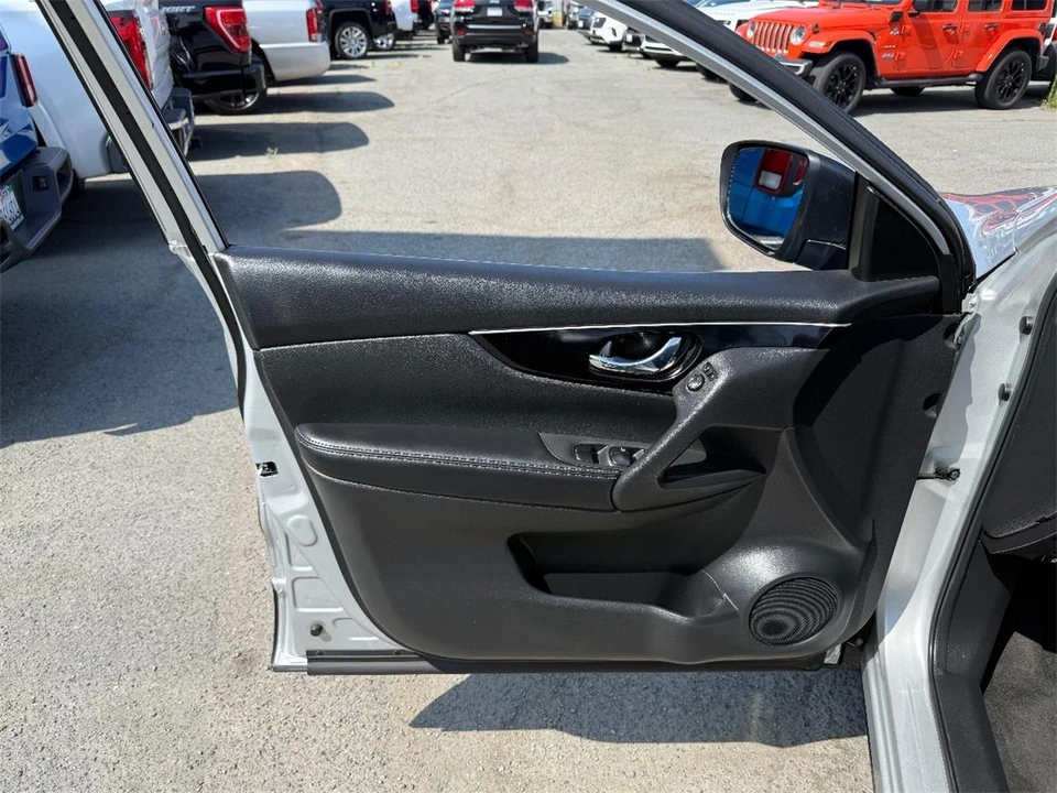 2017 Nissan Rogue - Image 11 of 28