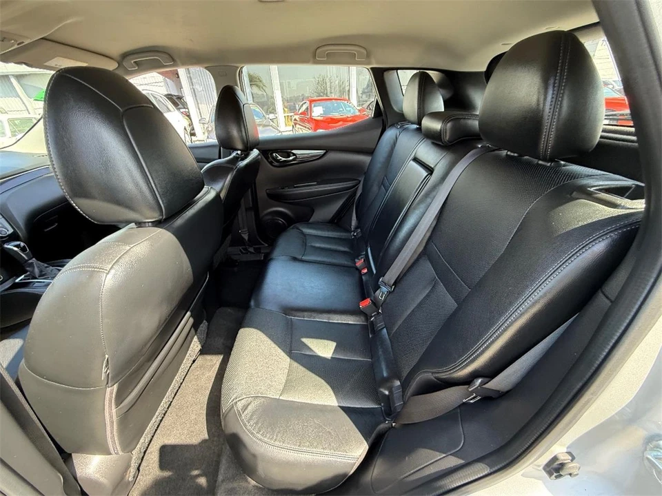 2017 Nissan Rogue - Image 15 of 28