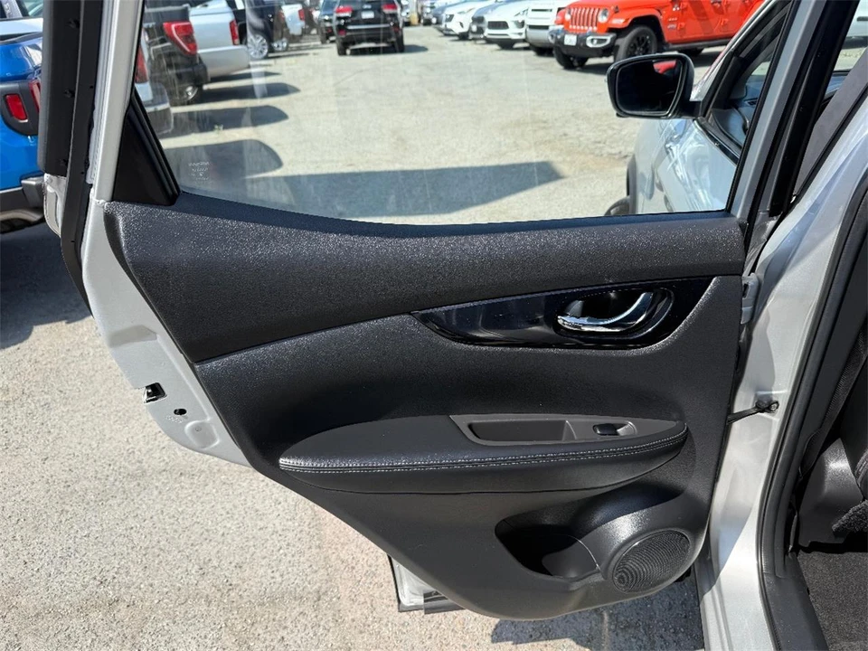 2017 Nissan Rogue - Image 14 of 28