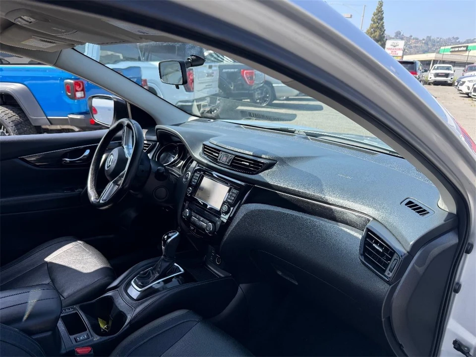 2017 Nissan Rogue - Image 17 of 28