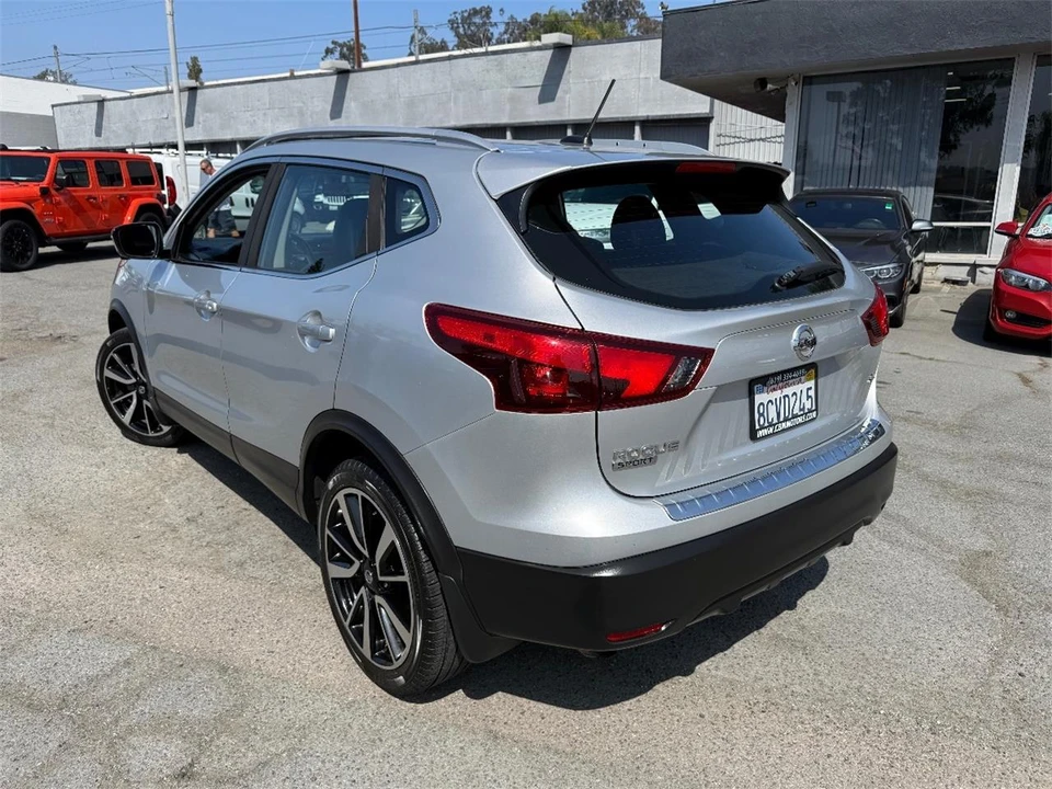 2017 Nissan Rogue - Image 5 of 28