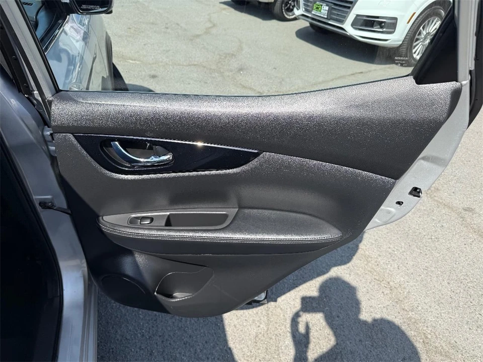 2017 Nissan Rogue - Image 19 of 28