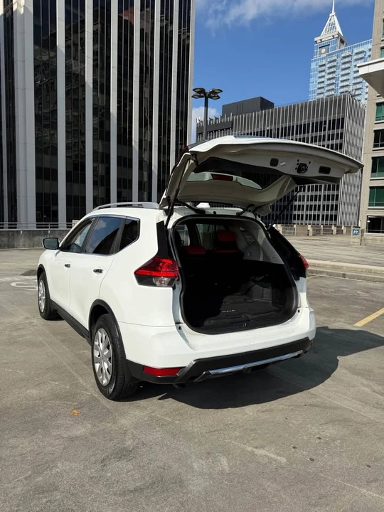 2017 Nissan Rogue - Image 8 of 13