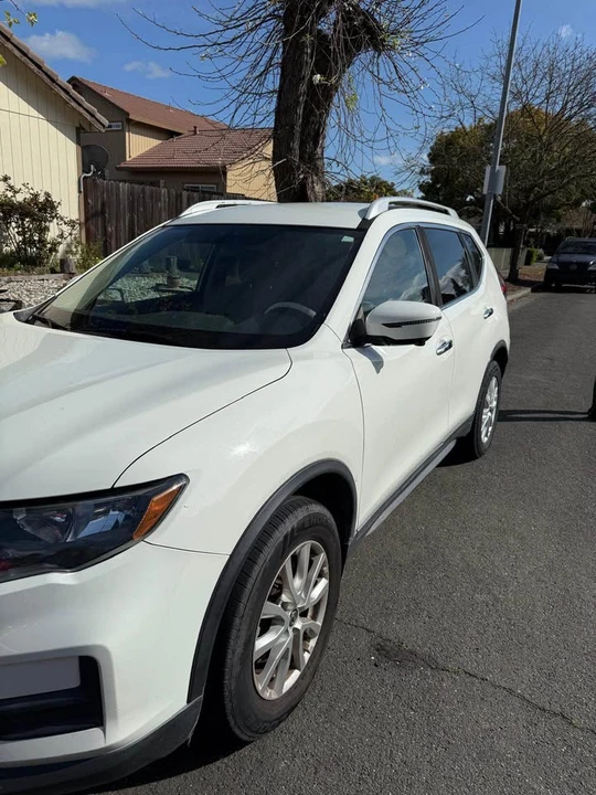 2017 Nissan Rogue - Image 2 of 4