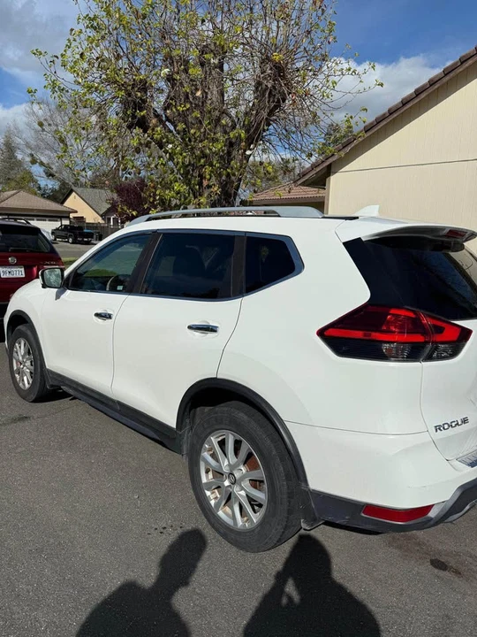 2017 Nissan Rogue - Image 3 of 4