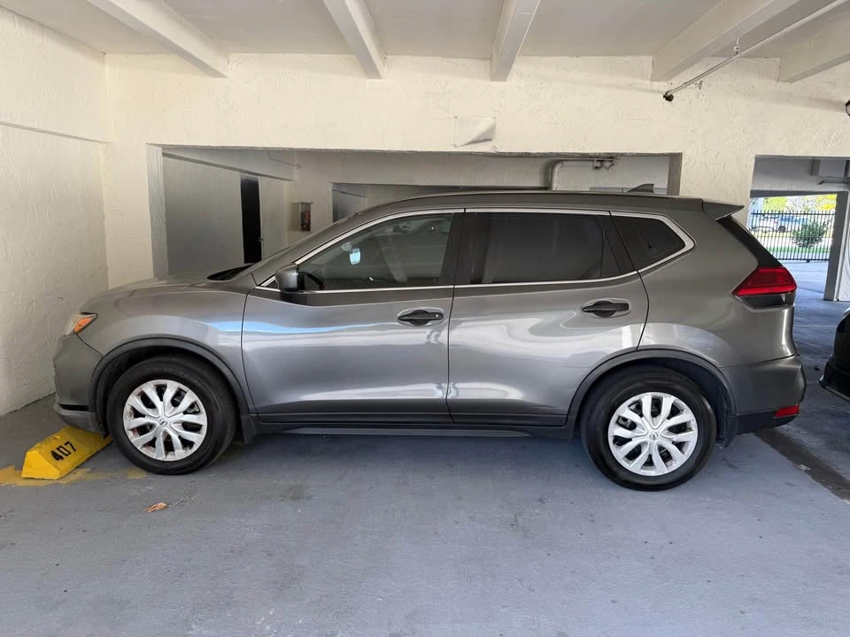 2017 Nissan Rogue - Image 2 of 10