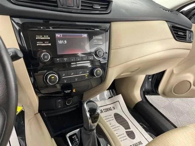 2017 Nissan Rogue - Image 10 of 14