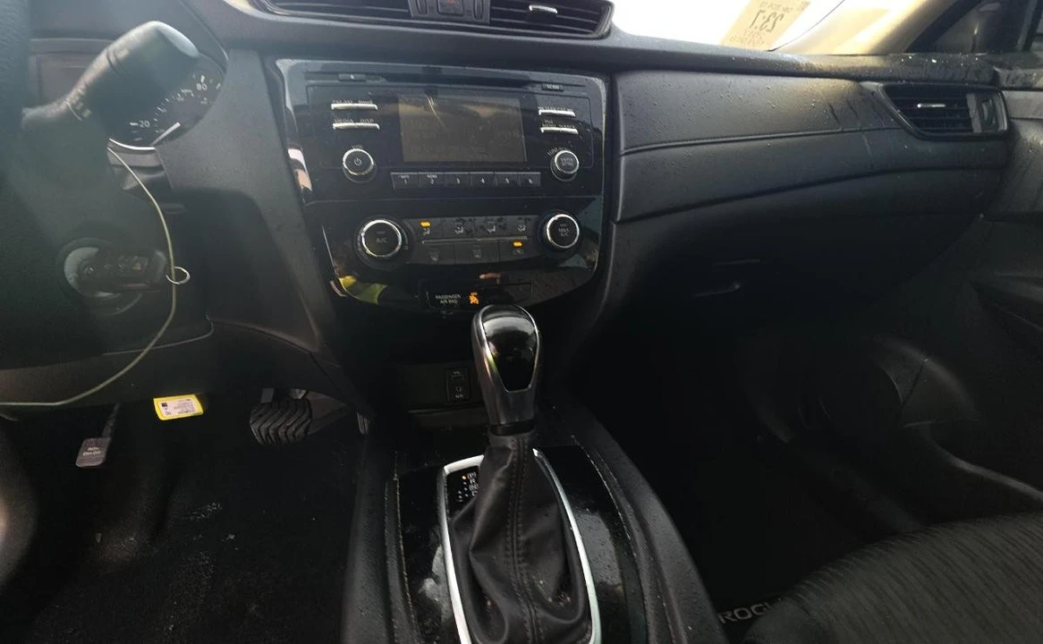 2017 Nissan Rogue - Image 9 of 11