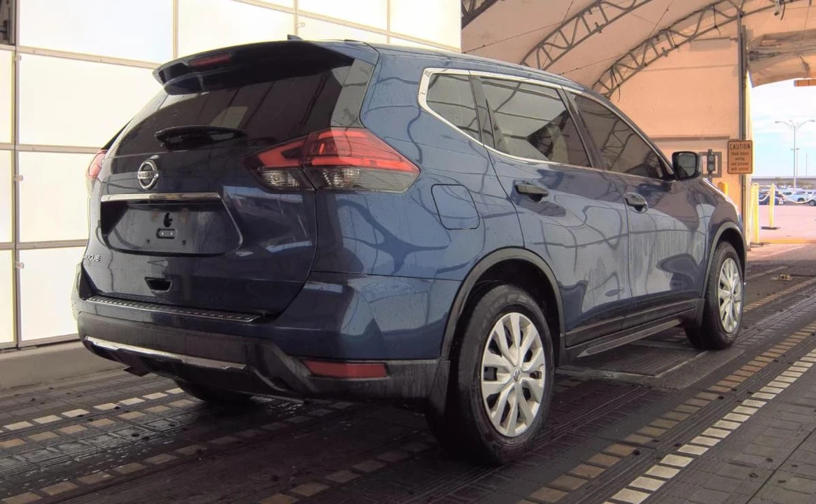 2017 Nissan Rogue - Image 4 of 11