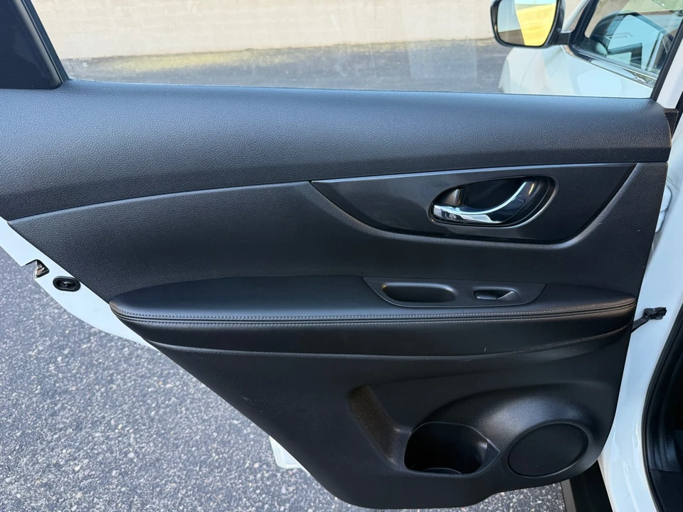 2017 Nissan Rogue - Image 16 of 21