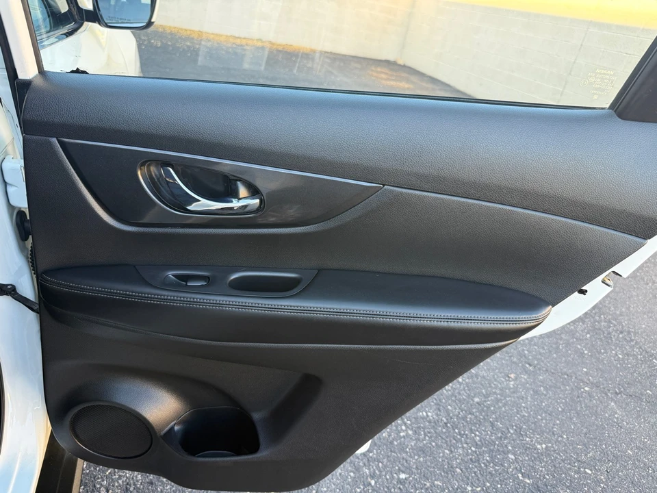 2017 Nissan Rogue - Image 18 of 21