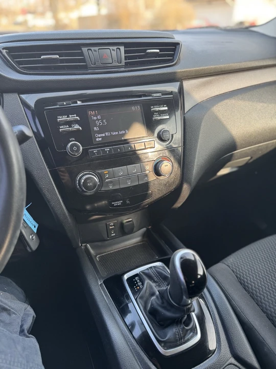 2017 Nissan Rogue - Image 7 of 11