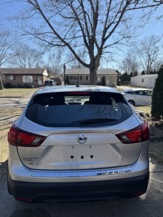 2017 Nissan Rogue - Image 4 of 11
