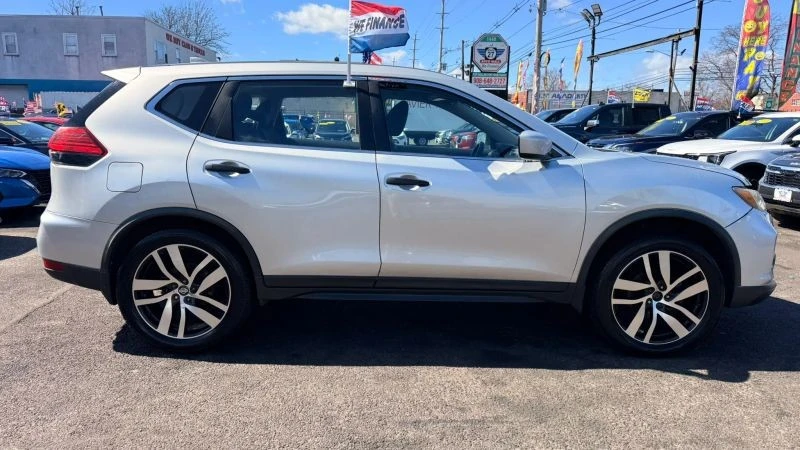 2017 Nissan Rogue - Image 11 of 12