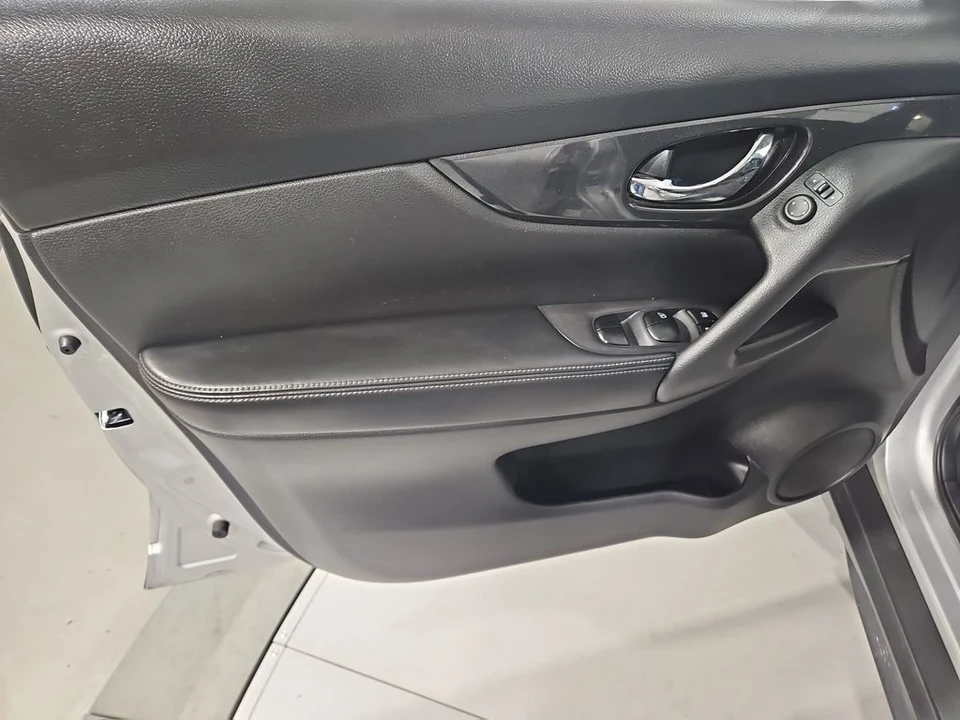 2017 Nissan Rogue - Image 11 of 12