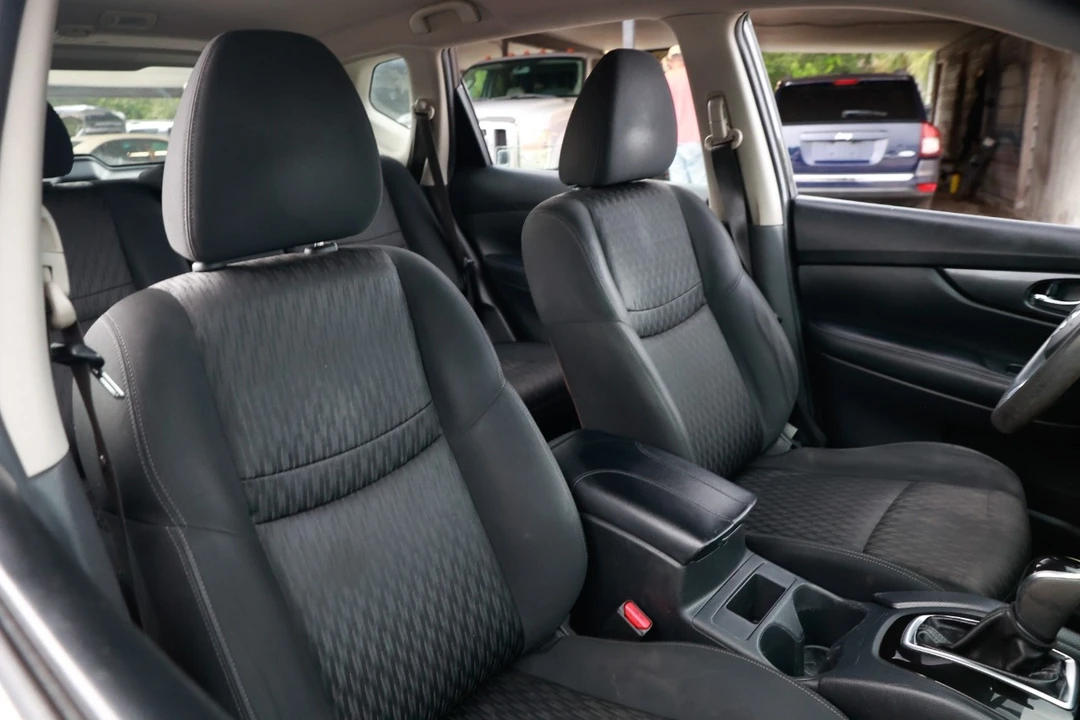 2017 Nissan Rogue - Image 19 of 21