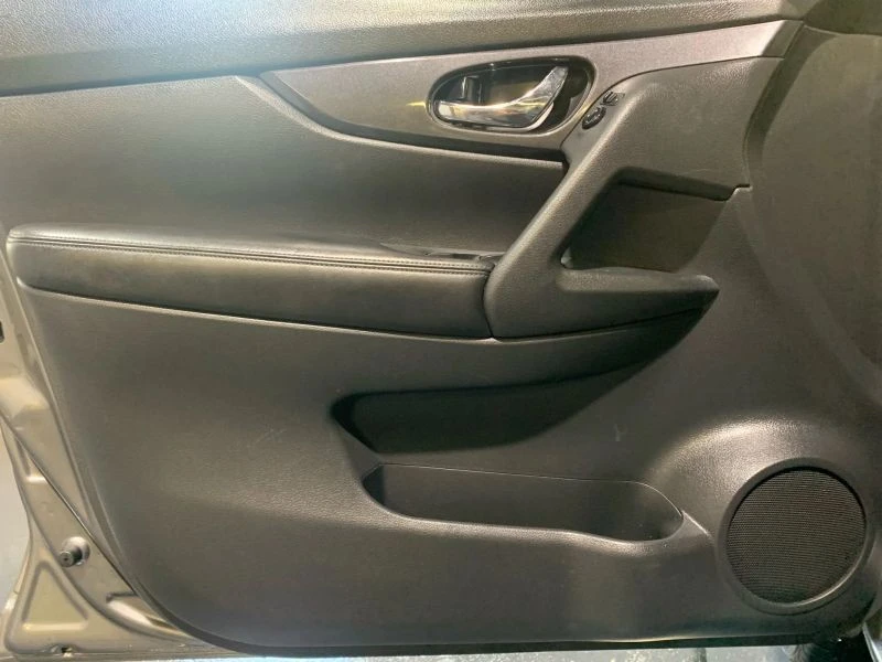 2017 Nissan Rogue - Image 10 of 12