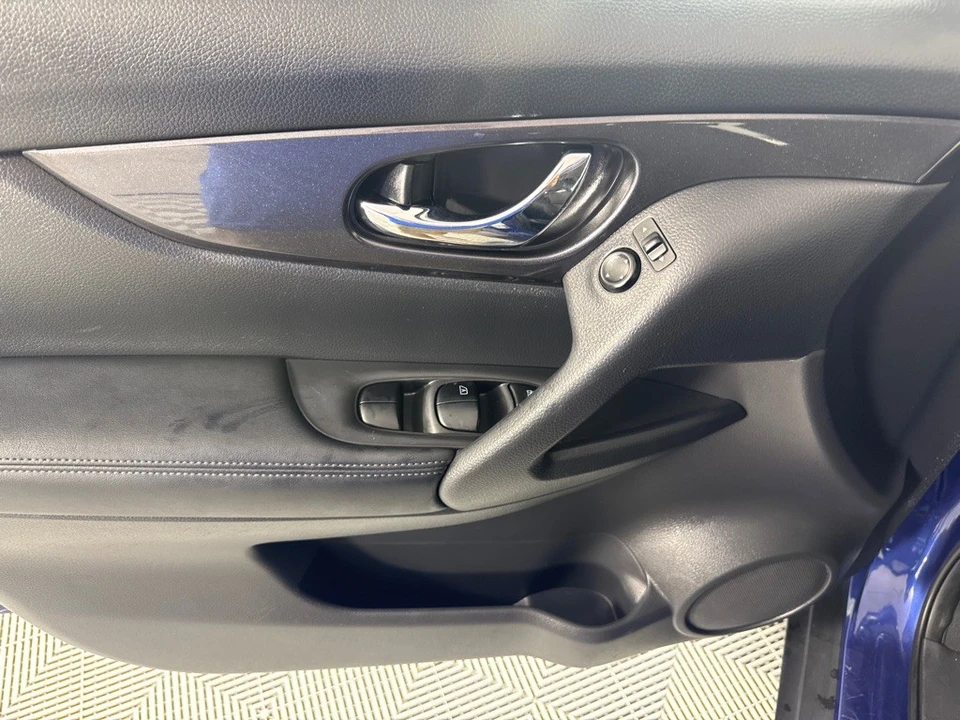 2017 Nissan Rogue - Image 10 of 12