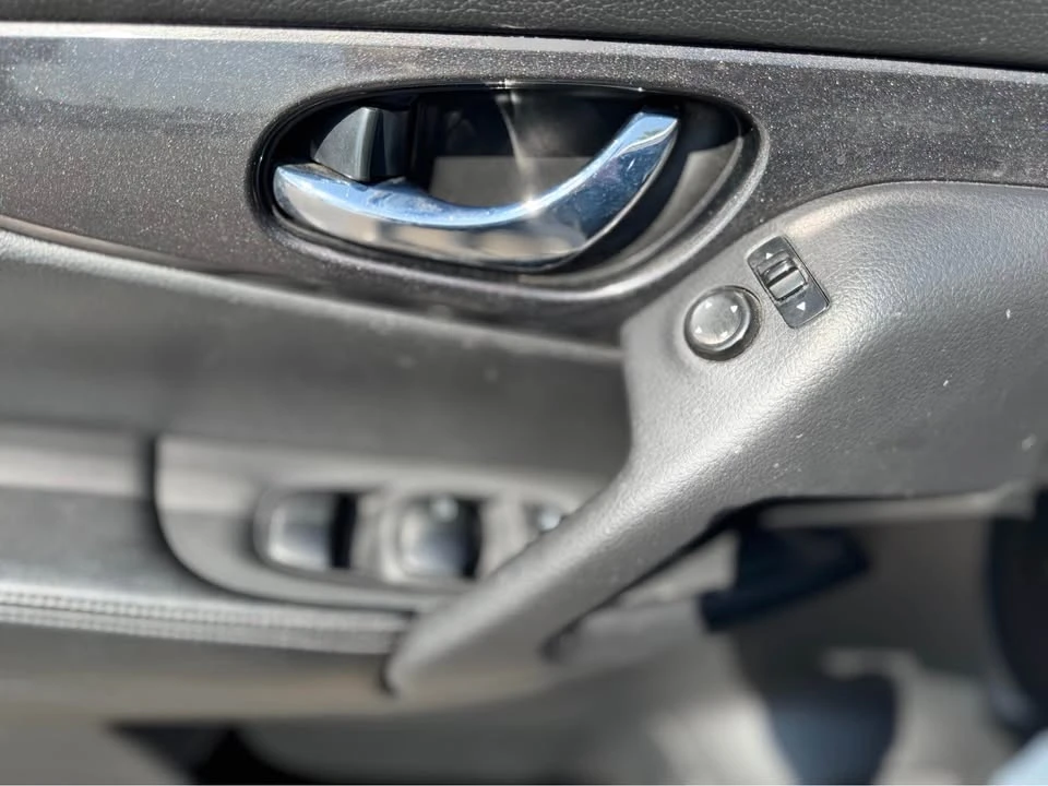 2017 Nissan Rogue - Image 11 of 15