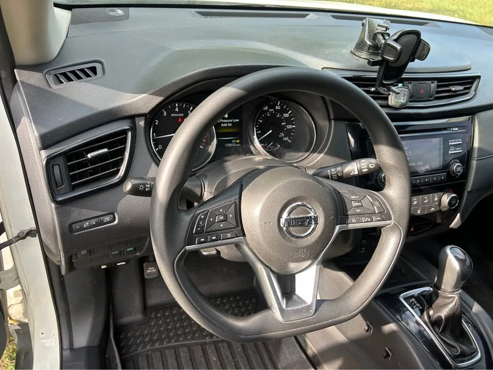 2017 Nissan Rogue - Image 11 of 13