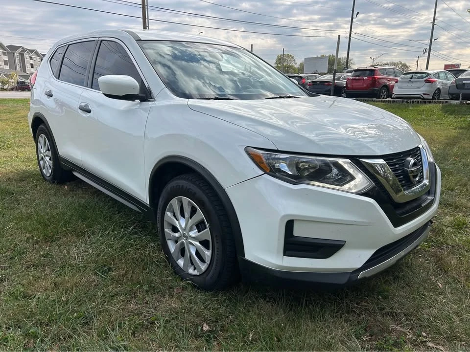 2017 Nissan Rogue - Image 8 of 13