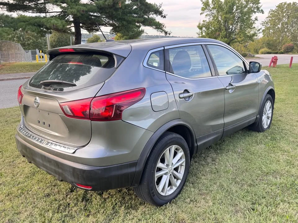 2017 Nissan Rogue - Image 10 of 12