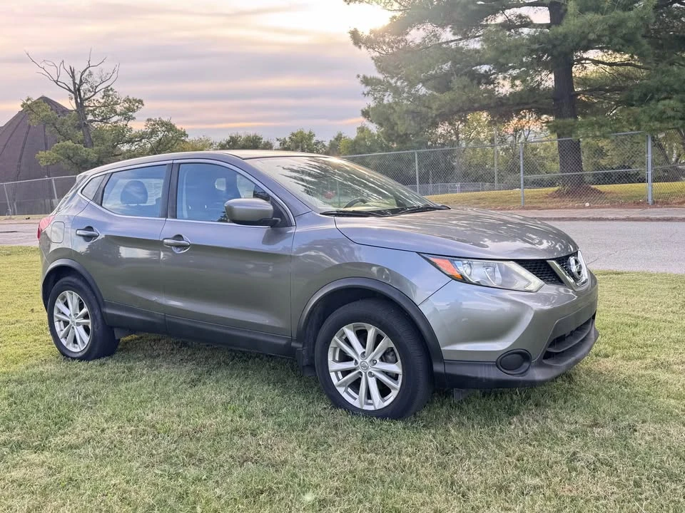 2017 Nissan Rogue - Image 11 of 12